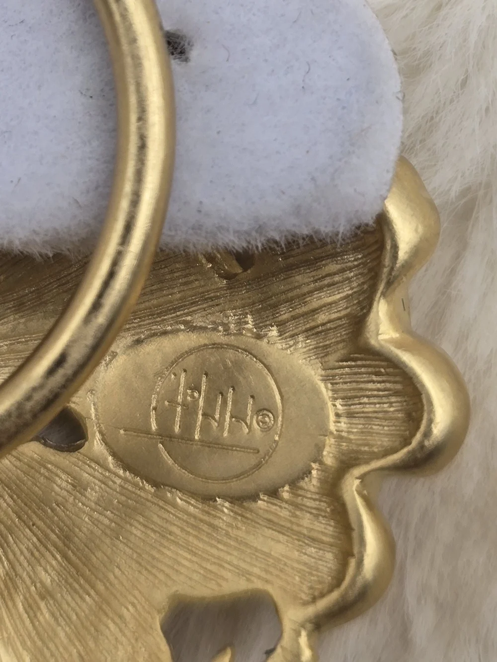 Mary McFadden, Signed. FLoral/Scalloped Gold-Tone Scarf Clip